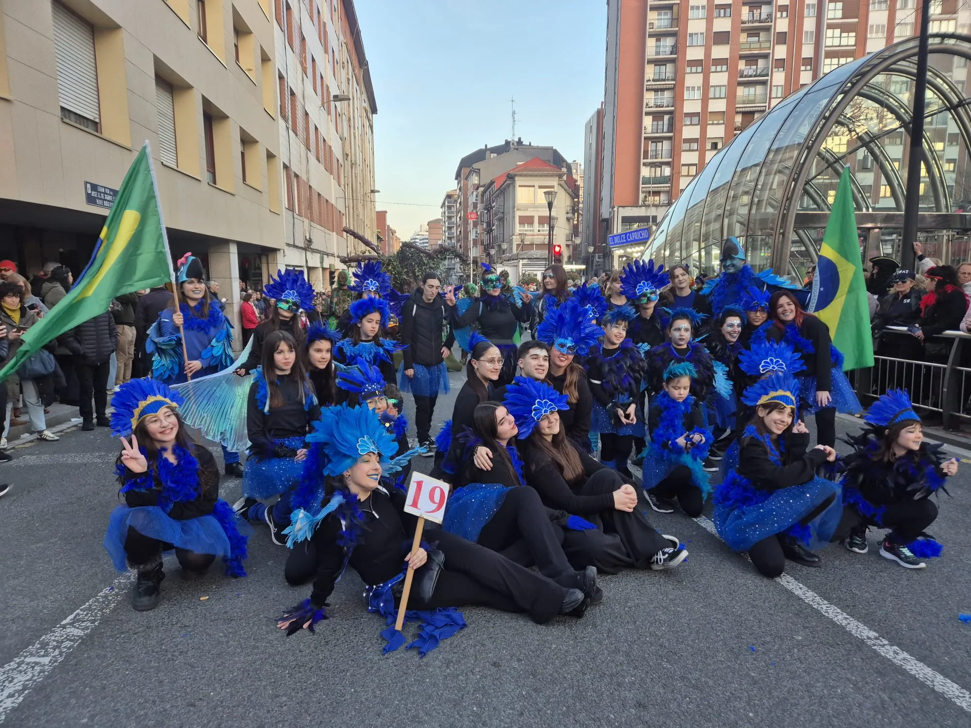 Grupo de Carnaval con disfraces azules y plumas