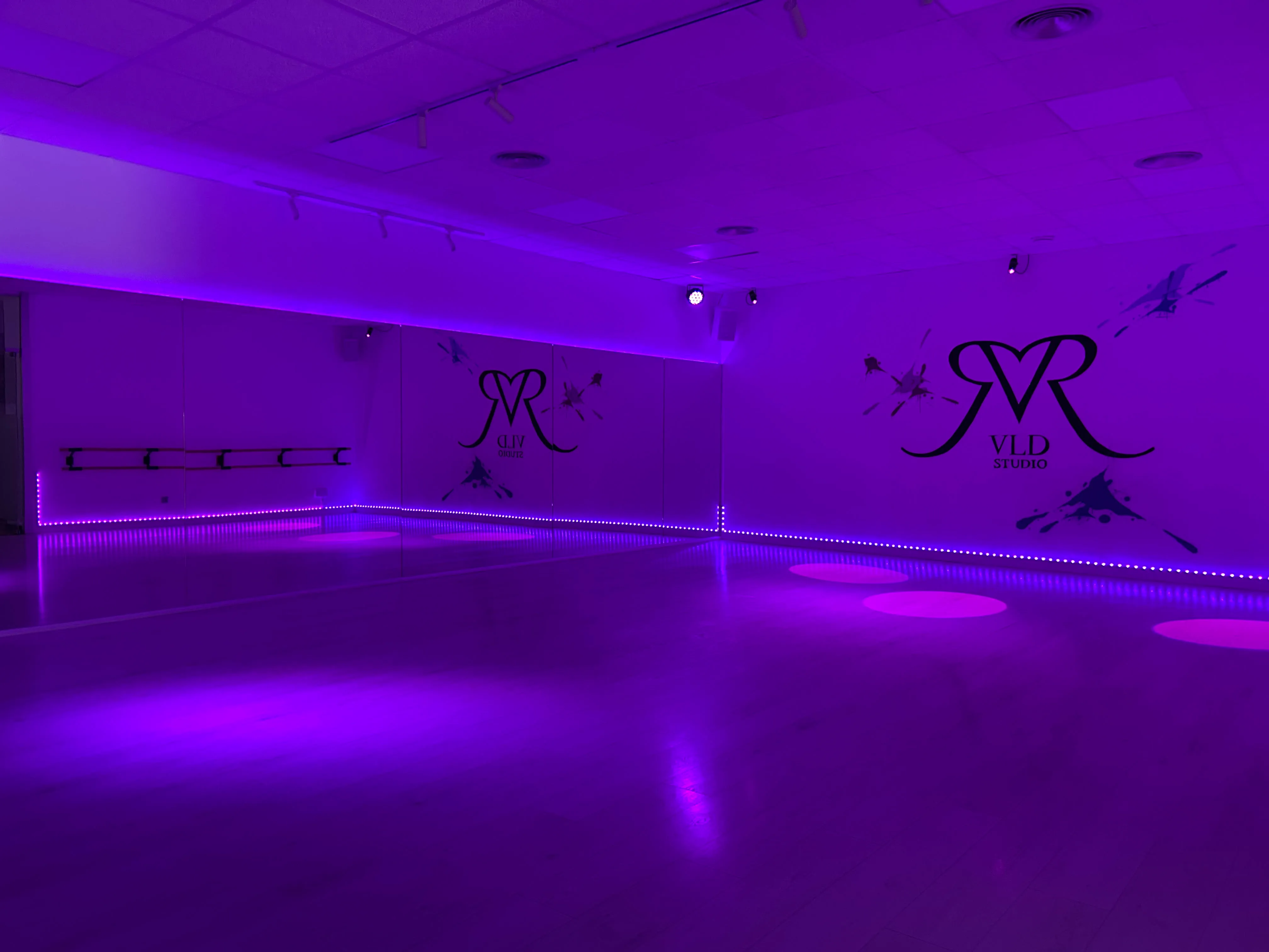 Sala de baile de Vivó la Danse Studio con espejos e iluminación violeta
